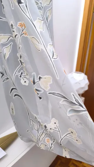 Vestido Tintoretto floral cinza e branco