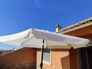 Sombrilla de terraza blanca