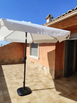 Sombrilla de terraza blanca