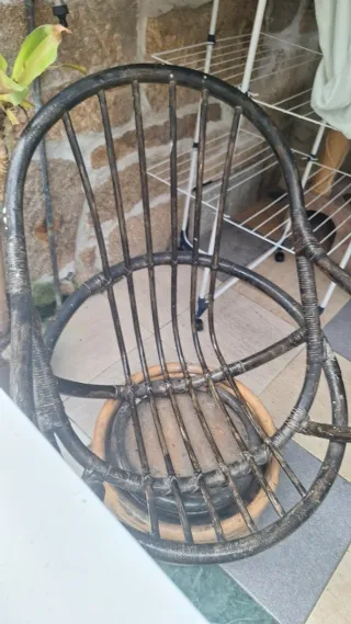 Silla de mimbre negra y marrón