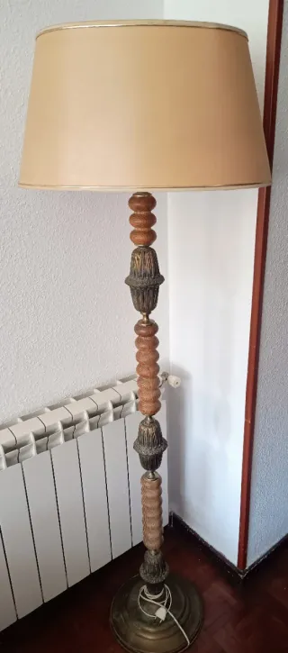 Lampada da terra in legno e metallo