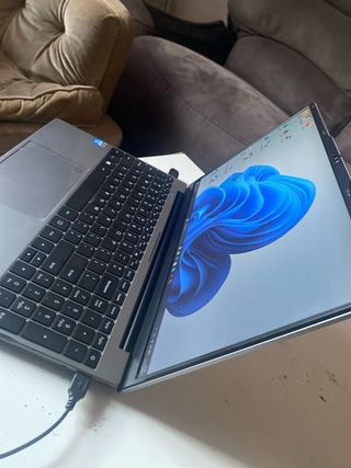 Portátil gris y negro