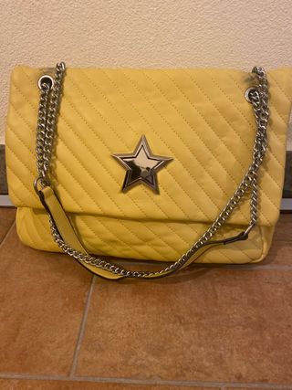 Borsa gialla con stella e catena