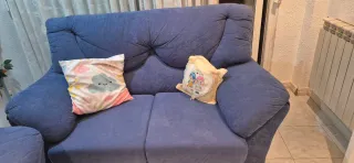 3 sofás de 2 plazas, 2 azules y uno marrón