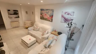 3 sofás de 2 plazas, 2 azules y uno marrón