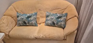 3 sofás de 2 plazas, 2 azules y uno marrón