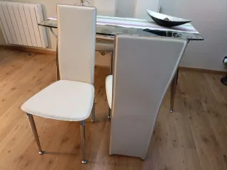 Mesa de cristal y 4 sillas beige, piel