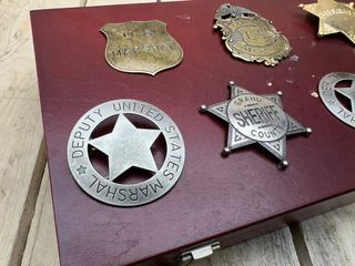 CAJA CON 7 INSIGNIAS SHARIFF METALICAS