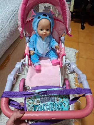 Carrito de muñeca con muñeca