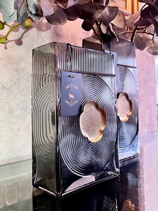 Jarrón de cristal con detalle central de COBRE