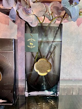 Jarrón de cristal con detalle central de COBRE