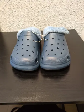 Crocs azules con forro interior