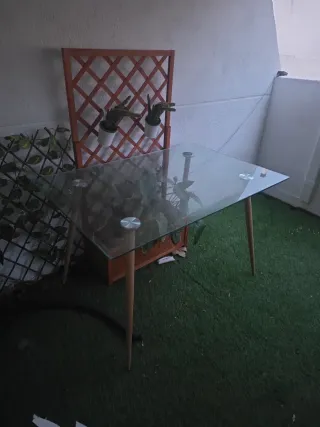 Mesa de cristal y madera