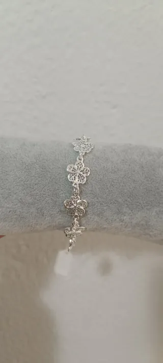 Pulsera de plata con diseño floral