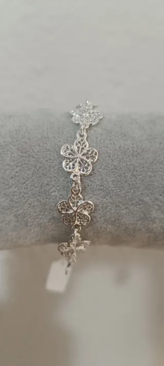 Pulsera de plata con diseño floral
