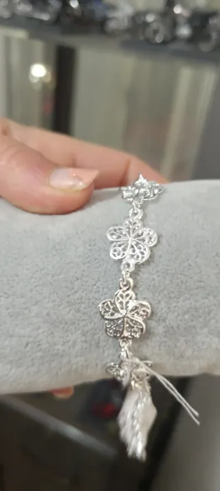Pulsera de plata con diseño floral