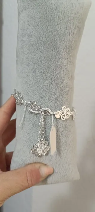 Pulsera de plata con diseño floral