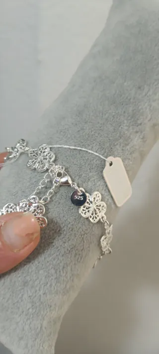 Pulsera de plata con diseño floral