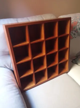 Mueble expositor de madera 16 compartimentos