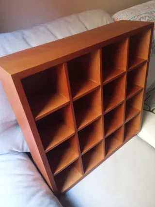 Mueble expositor de madera 16 compartimentos
