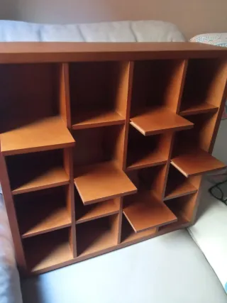 Mueble expositor de madera 16 compartimentos