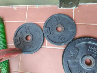 Pesas de gimnasio y discos
