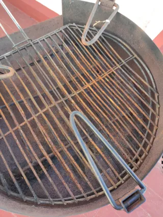 Barbacoa grande metálica con patas