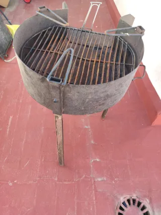 Barbacoa grande metálica con patas
