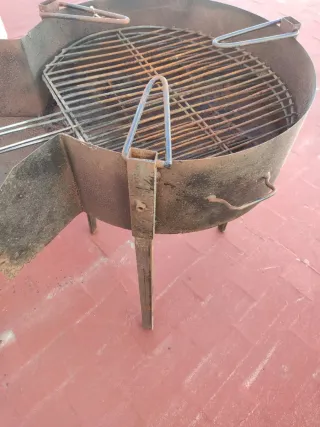 Barbacoa grande metálica con patas