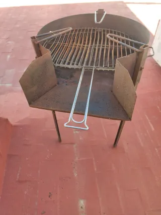 Barbacoa grande metálica con patas