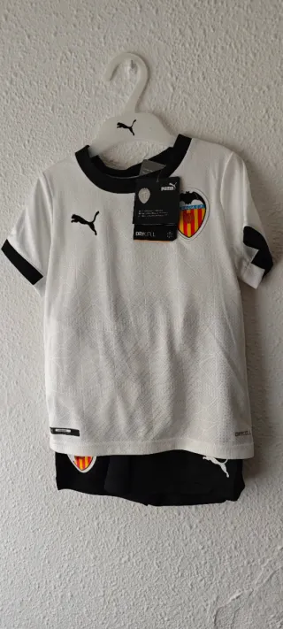 Conjunto del Valencia CF para niñ@. Talla 4-5 años