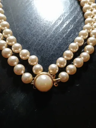 Collar de perlas con cierre dorado