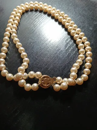 Collar de perlas con cierre dorado