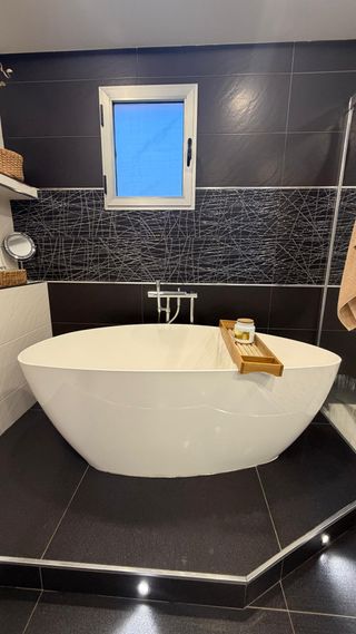 Bañera ovalada con grifería Tres