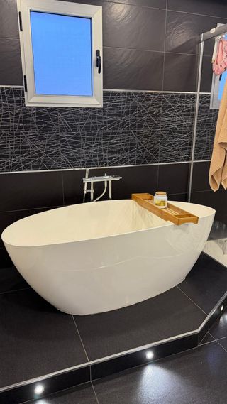 Bañera ovalada con grifería Tres