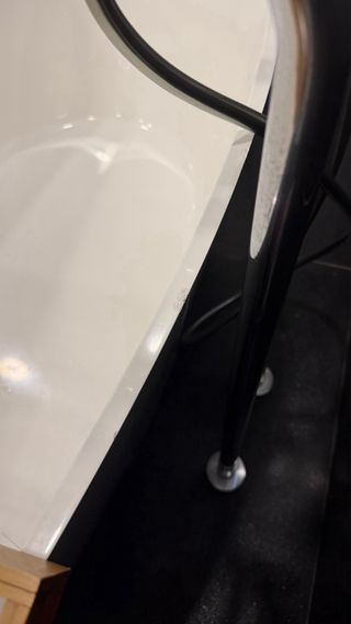 Bañera ovalada con grifería Tres