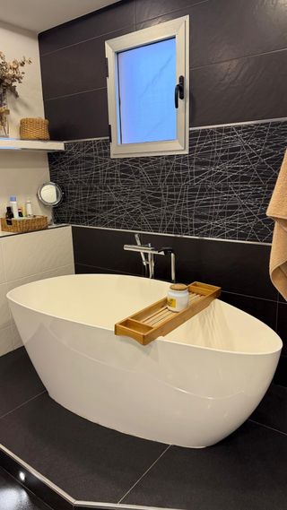 Bañera ovalada con grifería Tres