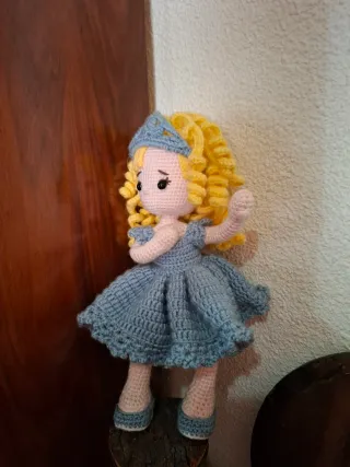 Muñeca amigurumi princesa azul.