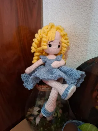 Muñeca amigurumi princesa azul.