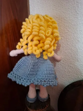Muñeca amigurumi princesa azul.