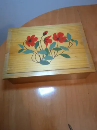 Caja de madera decorada con flores
