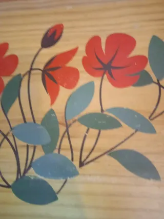 Caja de madera decorada con flores