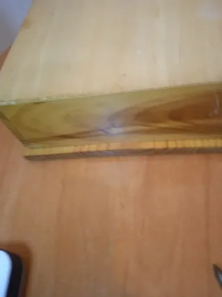 Caja de madera decorada con flores