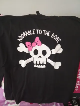 Camiseta negra calavera rosa