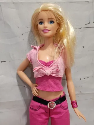Barbie con ropa rosa y cinturón Fiat