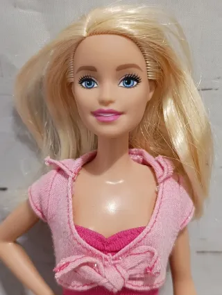 Barbie con ropa rosa y cinturón Fiat