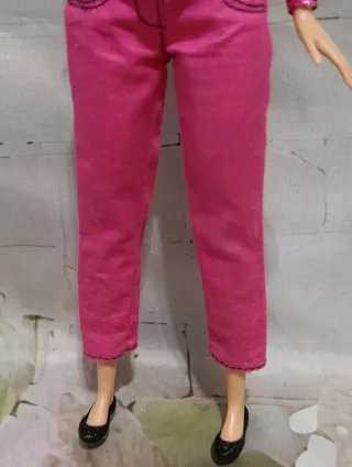 Barbie con ropa rosa y cinturón Fiat