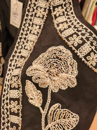 Chaleco bordado de antelina