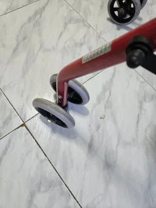 Andador con asiento y cesta