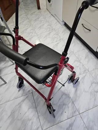 Andador con asiento y cesta